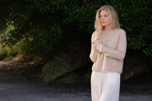 The Cashmere Knit Top Moment: Why the Classic Crew Neck Is Back in Focus